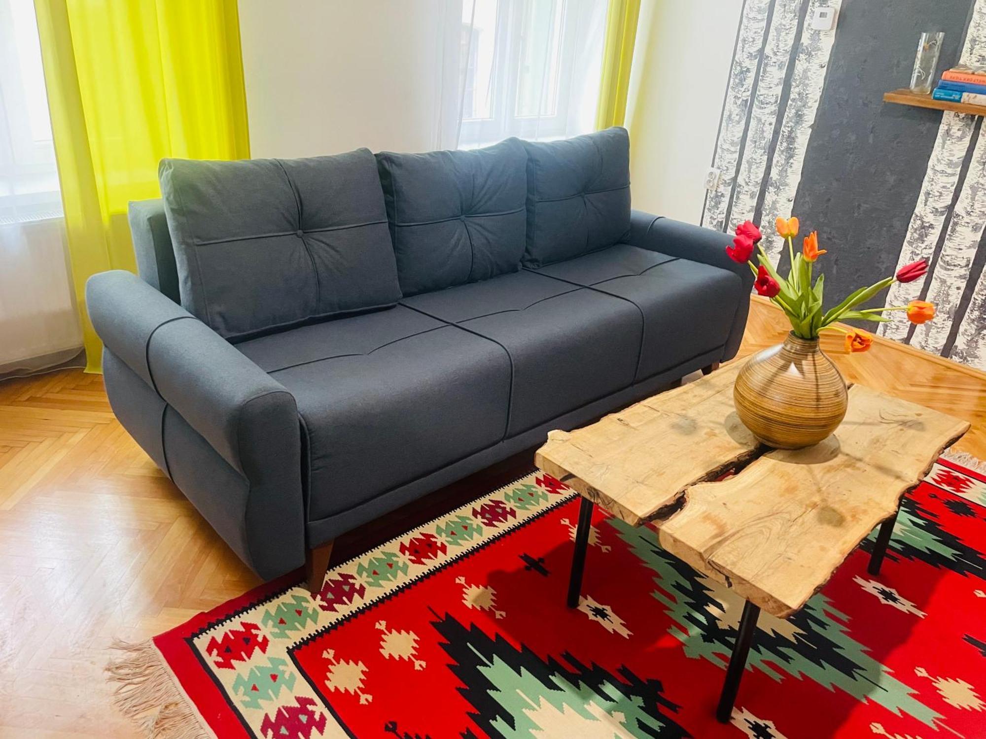 Spacious Stylish In Old Town Apartment *