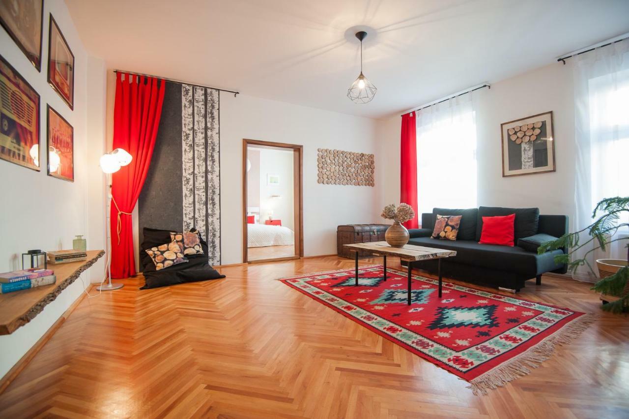 Spacious Stylish In Old Town Apartment *
